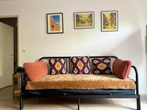 圣但尼Charme et Passion By UTA HOUSE的客厅配有带枕头的沙发。