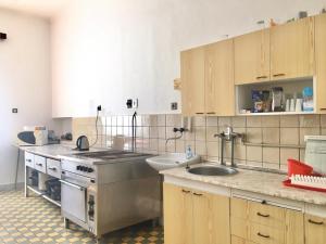 诺夫梅斯托纳马瑞夫Budova U dvojice的厨房配有水槽、炉灶和橱柜。