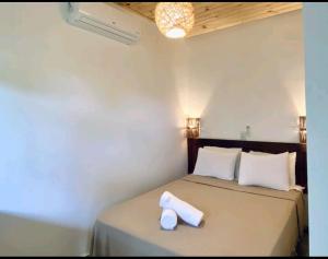 圣安娜杜里亚舒Pousada Panorama Cipo的一间卧室配有一张床,床上有毛巾