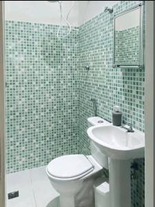 圣安娜杜里亚舒Pousada Panorama Cipo的浴室配有白色卫生间和盥洗盆。