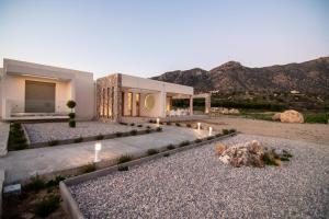 科斯镇DS Luxury House的沙漠中的一座房子,以群山为背景