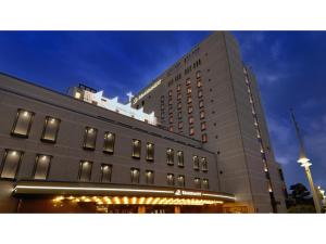 厚木Rembrandt Hotel Atsugi - Vacation STAY 41674v的一座建筑的侧面有灯