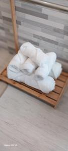佩罗Little Sweet Home - Fiera Milano的木托盘上的一大堆白色毛巾