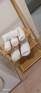 佩罗Little Sweet Home - Fiera Milano的竹毛巾架上的一大堆毛巾