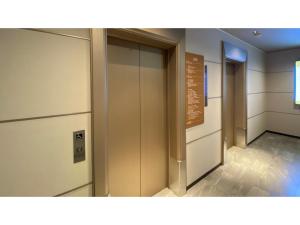厚木Rembrandt Hotel Atsugi - Vacation STAY 41678v的建筑物里一排有标志的电梯