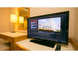 厚木Rembrandt Hotel Atsugi - Vacation STAY 41678v的书桌上配有平面电视