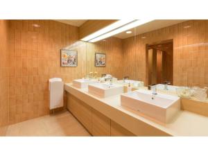 厚木Rembrandt Hotel Atsugi - Vacation STAY 41678v的一间带三个水槽和大镜子的浴室