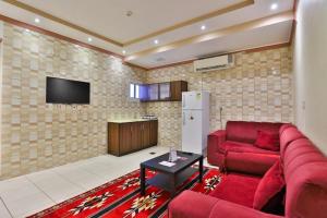 延布فندق نجمة سماء ينبع البحر的客厅配有红色沙发和电视