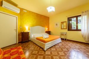 卡萨尔博迪诺伊尔特雷莫拉德拉玛莉娜酒店的卧室配有一张床铺,位于一个黄色墙壁的房间