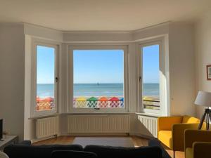 敦刻尔克l'Éclat du Littoral Vue mer - Good Home的客厅设有3扇窗户,享有海景。
