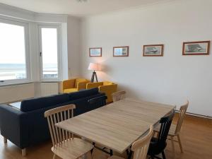 敦刻尔克l'Éclat du Littoral Vue mer - Good Home的客厅配有桌子和沙发