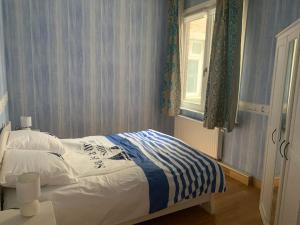 敦刻尔克l'Éclat du Littoral Vue mer - Good Home的卧室内的一张床位,带窗户