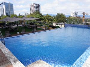 危地马拉Hotel Vista Quince的一座大型蓝色游泳池,位于一座建筑的顶部
