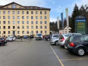 SeegräbenHotel Swiss Bellevue Aathal的停车场,停车场停在大楼前