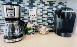 皮克顿Mileva Retreats的厨房柜台配有搅拌机和咖啡设施
