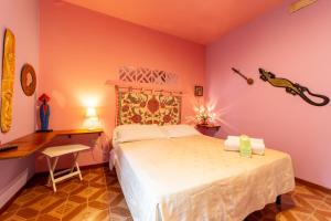 卡萨尔博迪诺伊尔特雷莫拉德拉玛莉娜酒店的一间卧室配有一张床、一张桌子和一张四柱床。
