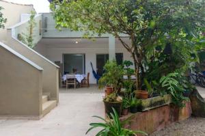 博拉塞亚Pousada Movimentai的房屋设有带桌子和植物的庭院
