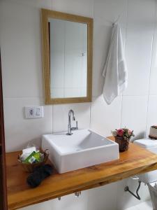 坎波斯杜若尔当Suítes Bela Joao e Maria的浴室设有白色水槽和镜子
