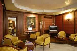 威尼斯凯特酒店的客厅配有黄色椅子和电视
