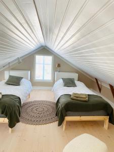 科科拉KokkolaDream - Historical Timber Home的天花板客房内的两张床