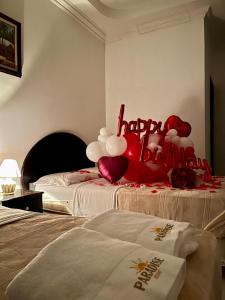 Los SantosParadise Resort的一间设有两张床的房间,上面有生日快乐的标志