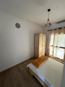 圣路易斯Chambre tout confort avec salle de bain intérieure privée - Clim & breakfast的一间卧室设有一张床和一个窗口