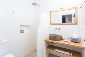 阿齐亚·佩拉加·基西拉Alsea Seafront Apartments in Agia Pelagia Kythera的一间带水槽和镜子的浴室