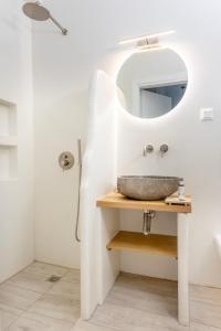 阿齐亚·佩拉加·基西拉Alsea Seafront Apartments in Agia Pelagia Kythera的一间带水槽和镜子的浴室