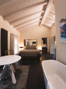 帕尔马Palazzo Gozzi Bed & Beauty的卧室配有床和浴缸