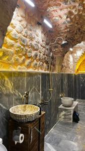 尚勒乌尔法karagül otel的一间带两个水槽和石墙的浴室