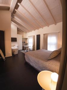 帕尔马Palazzo Gozzi Bed & Beauty的配有一张床和一张书桌的酒店客房