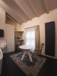 帕尔马Palazzo Gozzi Bed & Beauty的客厅配有桌子和椅子