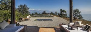图利凯尔德瓦里卡之度假酒店 - 杜利克尔的带沙发并享有泳池景致的天井