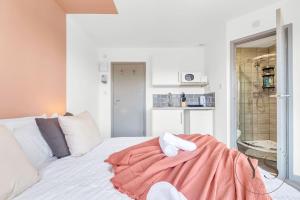 特伦特河畔斯托克Gorgeous Studio B - Wi-Fi Alton Towers Netflix的一张白色的床,上面有粉色毯子