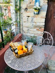 Borghetto Di BorberaA casa di Mirna的桌上的一篮面包和水果