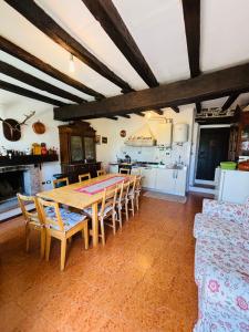 Borghetto Di BorberaA casa di Mirna的厨房以及带桌椅的用餐室。