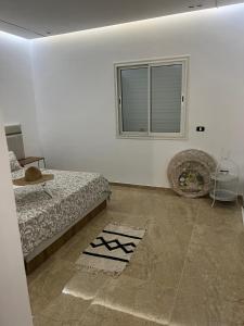 ArkouVilla ZwinA的白色的客房设有床和窗户。