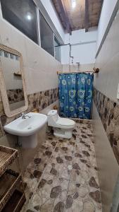 莫姆皮切Casa Gaia: Un Paraiso的一间带水槽和卫生间的浴室