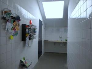 RouveenCaravan Vlinder的走廊上的浴室设有水槽和窗户