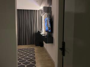 利雅德LUSSO Studio - استوديو لـوسـو الفندقي的带平面电视的走廊和带电视的客房