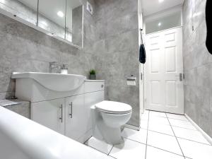 伯明翰Contemporary and Cosy Birmingham Apartment- Free Parking & Wi-FI的浴室配有白色卫生间和盥洗盆。