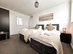 伯明翰Contemporary and Cosy Birmingham Apartment- Free Parking & Wi-FI的卧室设有2张床和白色的墙壁。