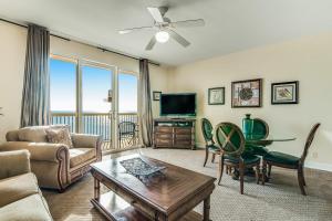 巴拿马城海滩Calypso Resort & Towers的带沙发和电视的客厅