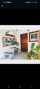 San CarlosSancarlosbeach的一张带桌子和门的房间的照片