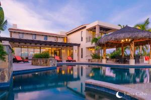 圣何塞德尔卡沃Casa de Sueños Seaview Villa Puerto Los Cabos的房屋前的游泳池