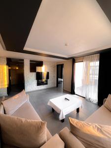 阿加迪尔La Suite Hotel-Adults friendly 16 Years plus的带沙发和咖啡桌的客厅
