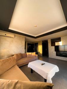 阿加迪尔La Suite Hotel-Adults friendly 16 Years plus的客厅配有沙发和桌子