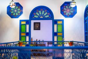 塞拉Dar Ribati的一间设有彩色玻璃窗和桌子的房间