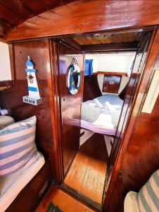 奥良SANTIAGO- Boat House的船上的小房间,带床