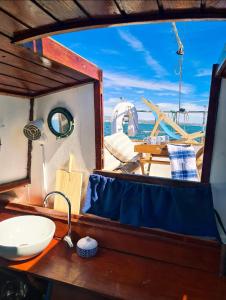奥良SANTIAGO- Boat House的船上的浴室水槽,享有海景
